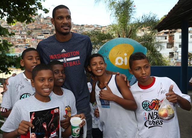 Trevor Ariza dei Washington Wizards  in posa con dei giovani fan della favela Aleman Complex.